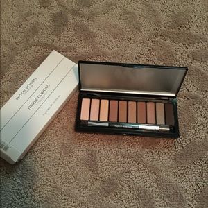 NIB Merle Norman Knockout Nudes Palette